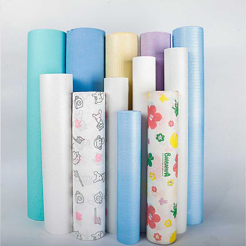 Disposable bed / table roll